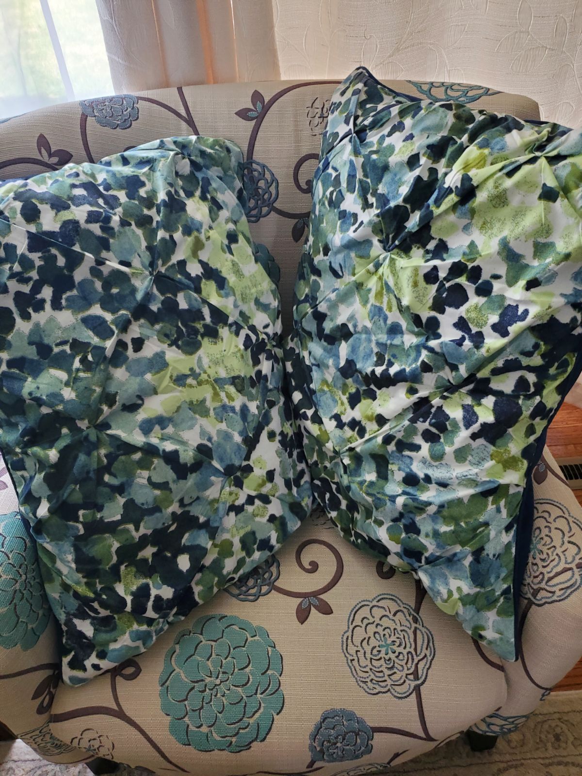 Queen size comforter, 2 shams and dust r