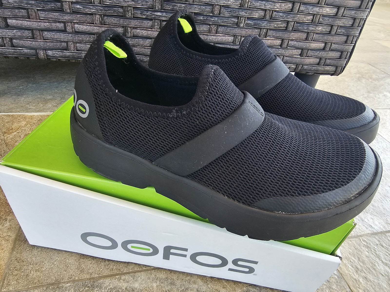 OOFOS womens comfort shoes size 5