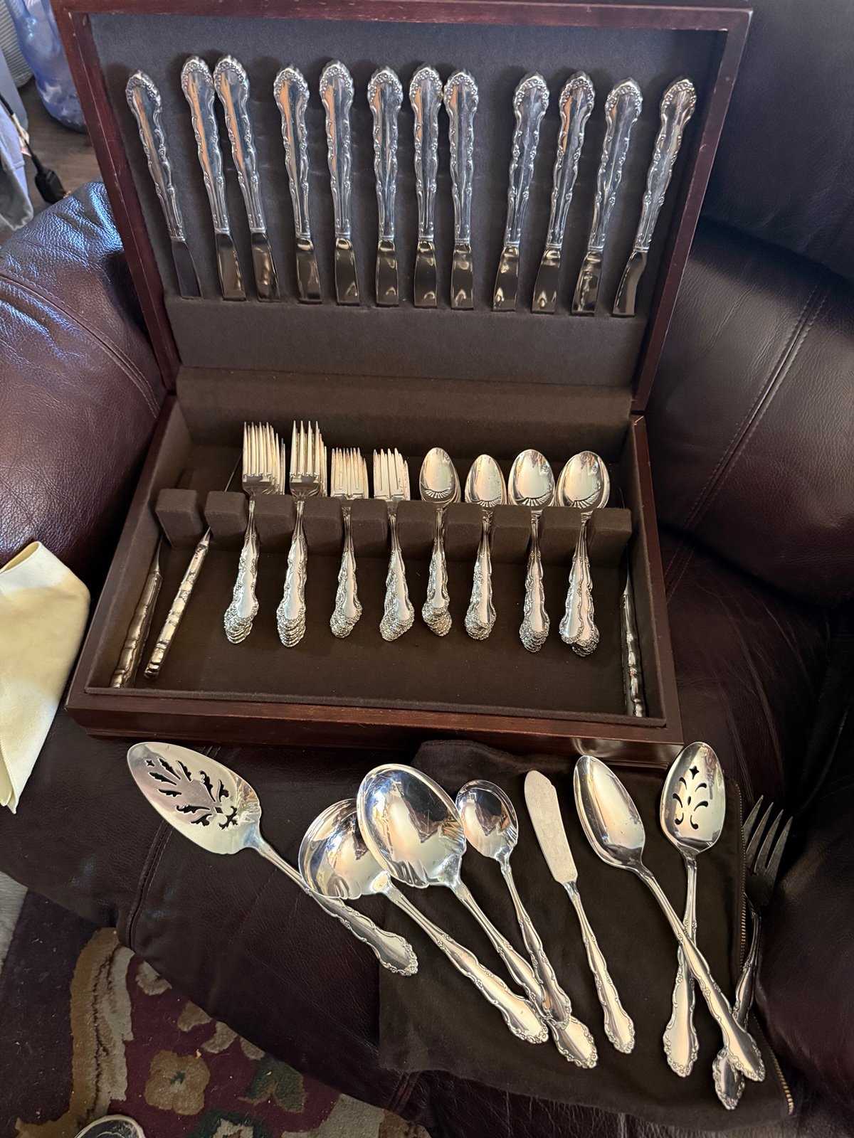 Oneida Silverware set (service for 12+)