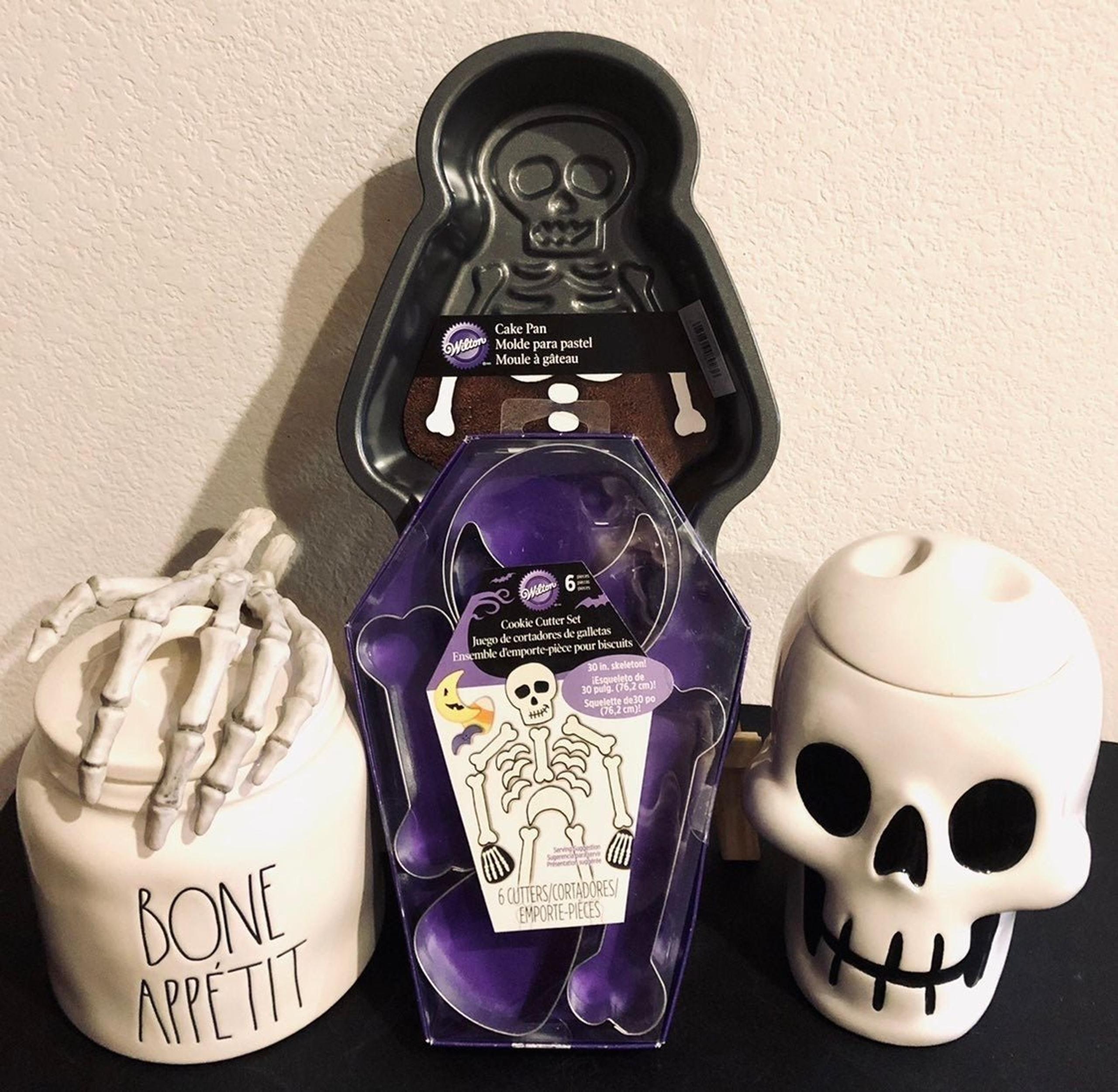 Wilton Halloween Skeleton Cake Pan & Lg Skeleton Cookie Cutter Set