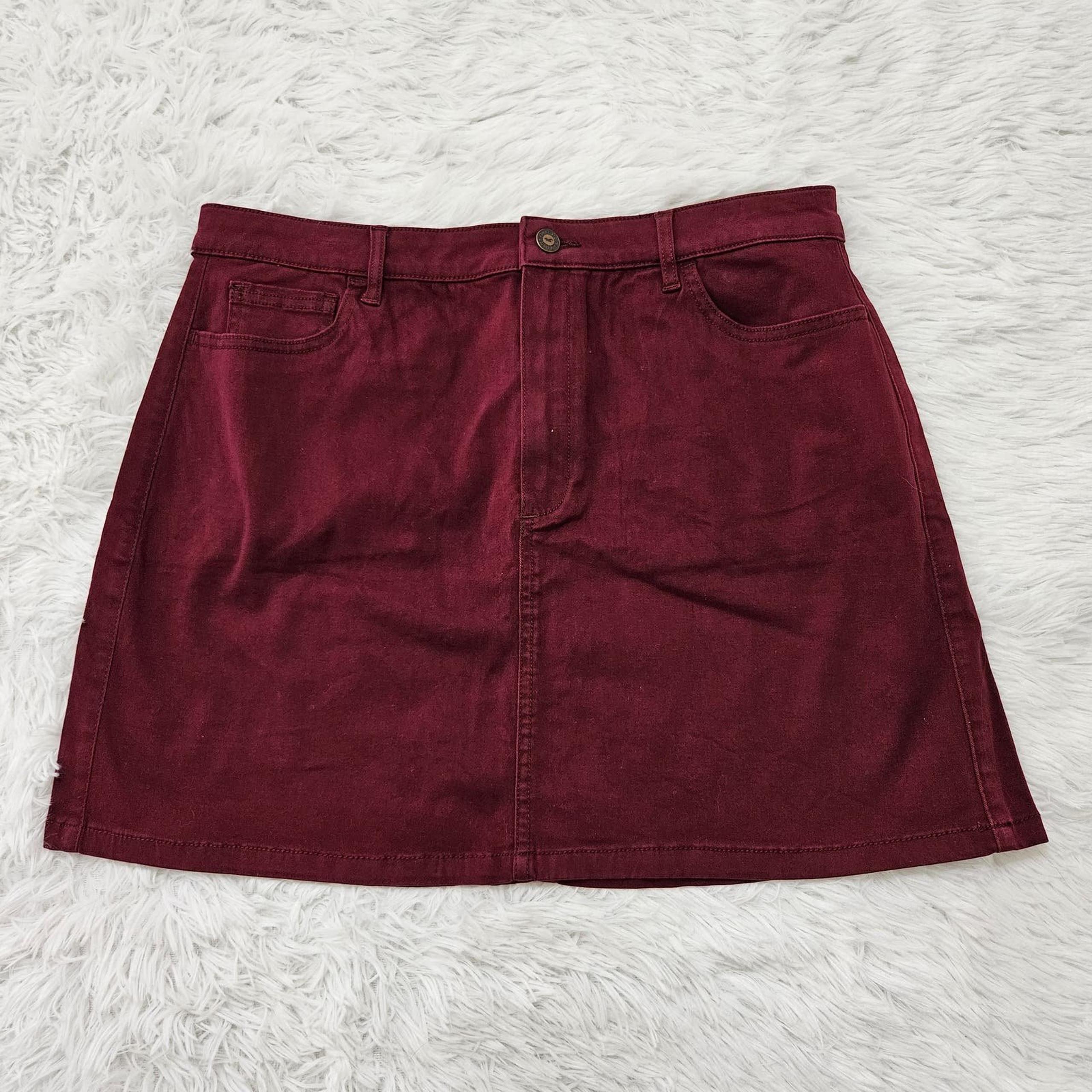 NWT Hollister Women's Maroon Corduroy A-Line Skirt. Size 13