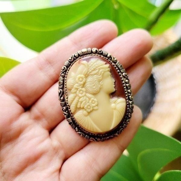 Vintage Cameo Bouchet Brooch Pin