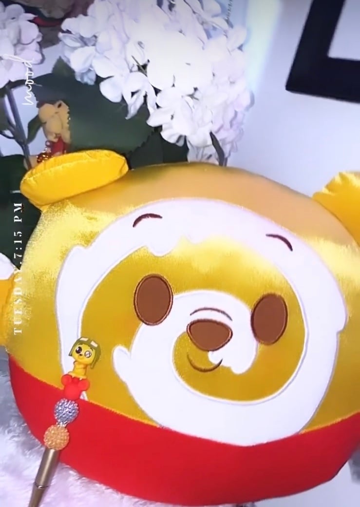 Disney Winnie The Pooh Honey Cake Munchlings Scented Plush plus a doorable pen