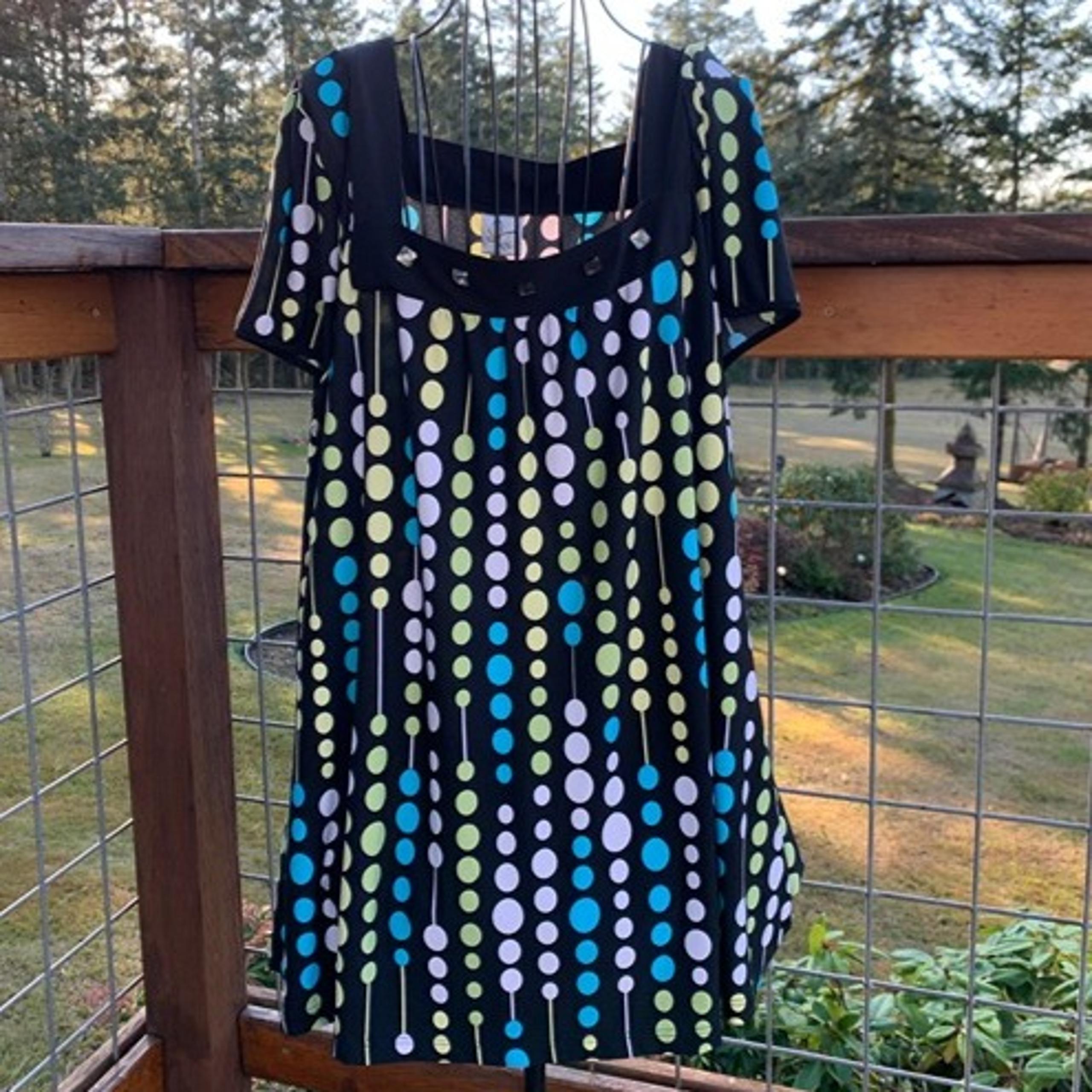 Dressbarn Ladies size 22/24 Short Sleeve Black with Polka Dot Square Neck Blouse