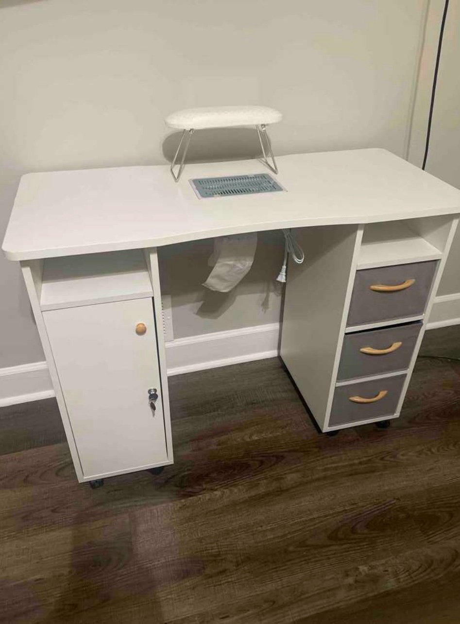 nail tech table