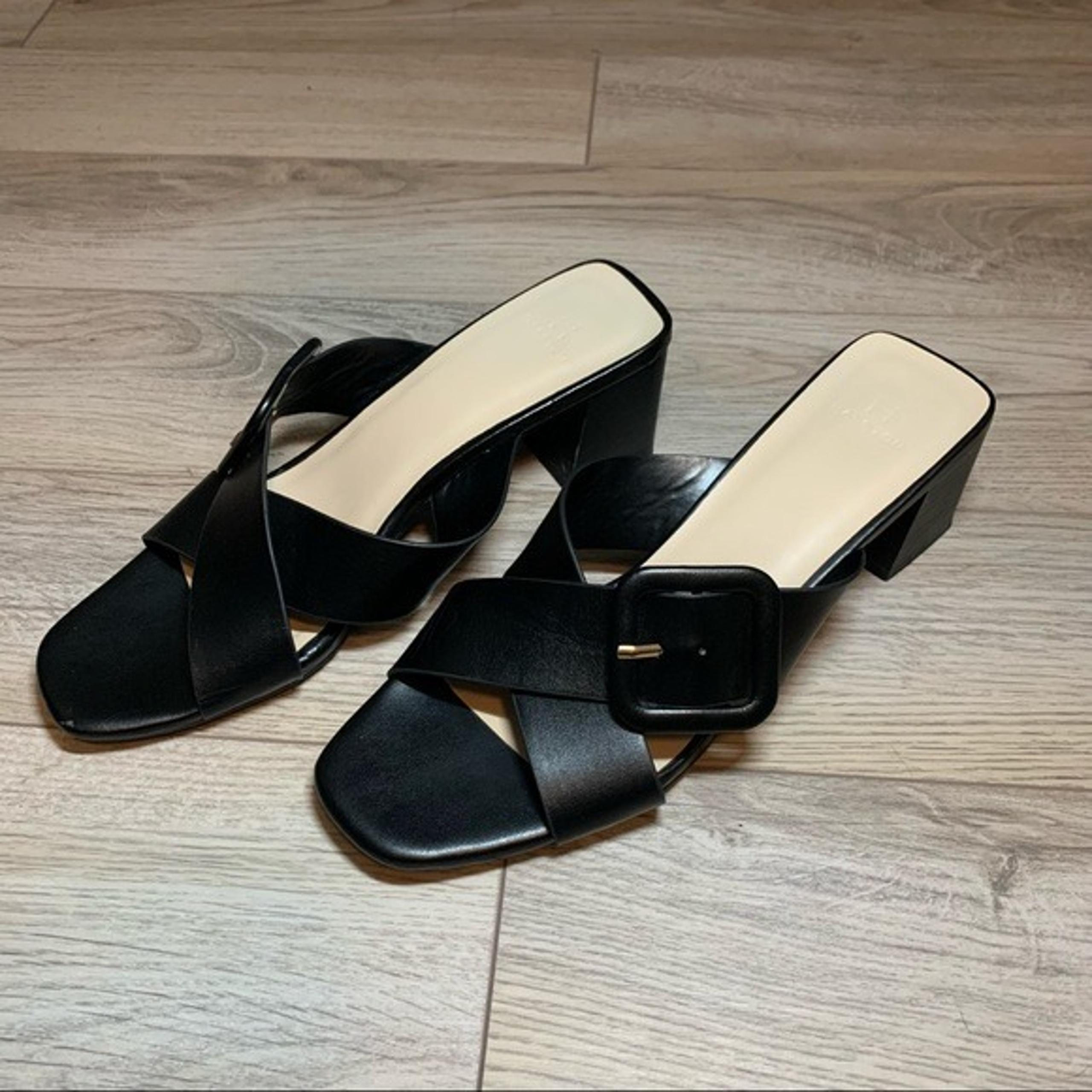 Women’s H by Halston black trendy buckle block sandal heels size 8