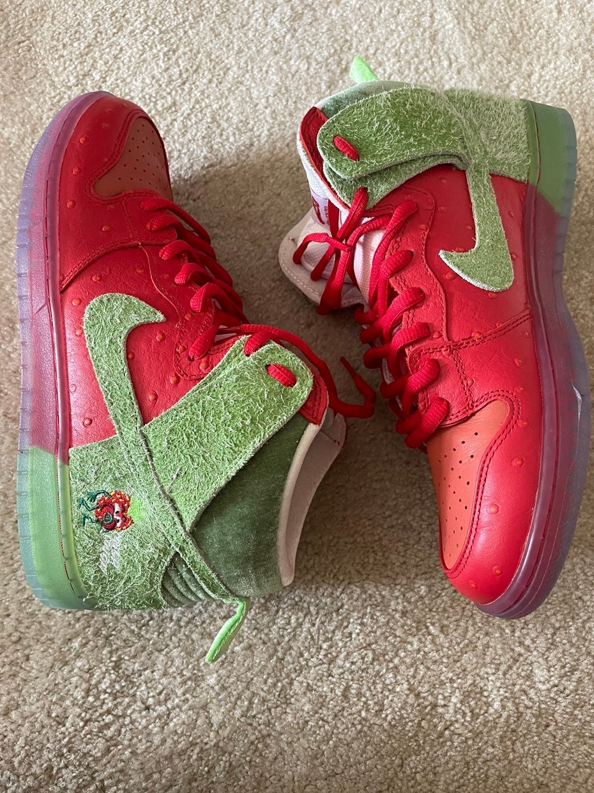 Nike sb dunk high strawberry cough