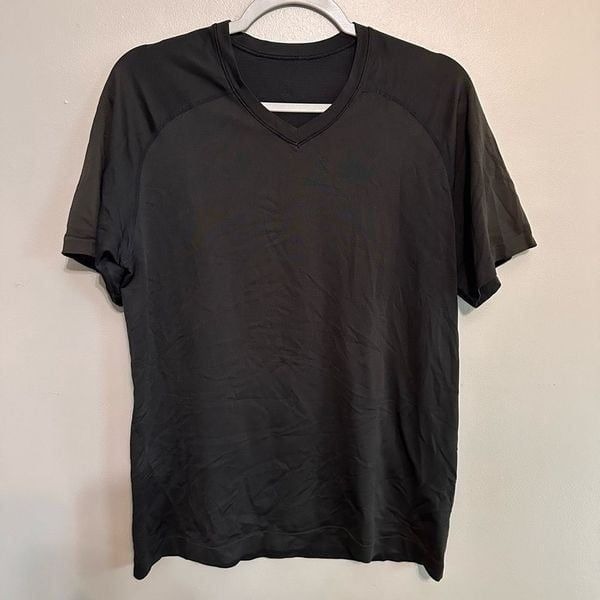 Lululemon black v neck tee size medium