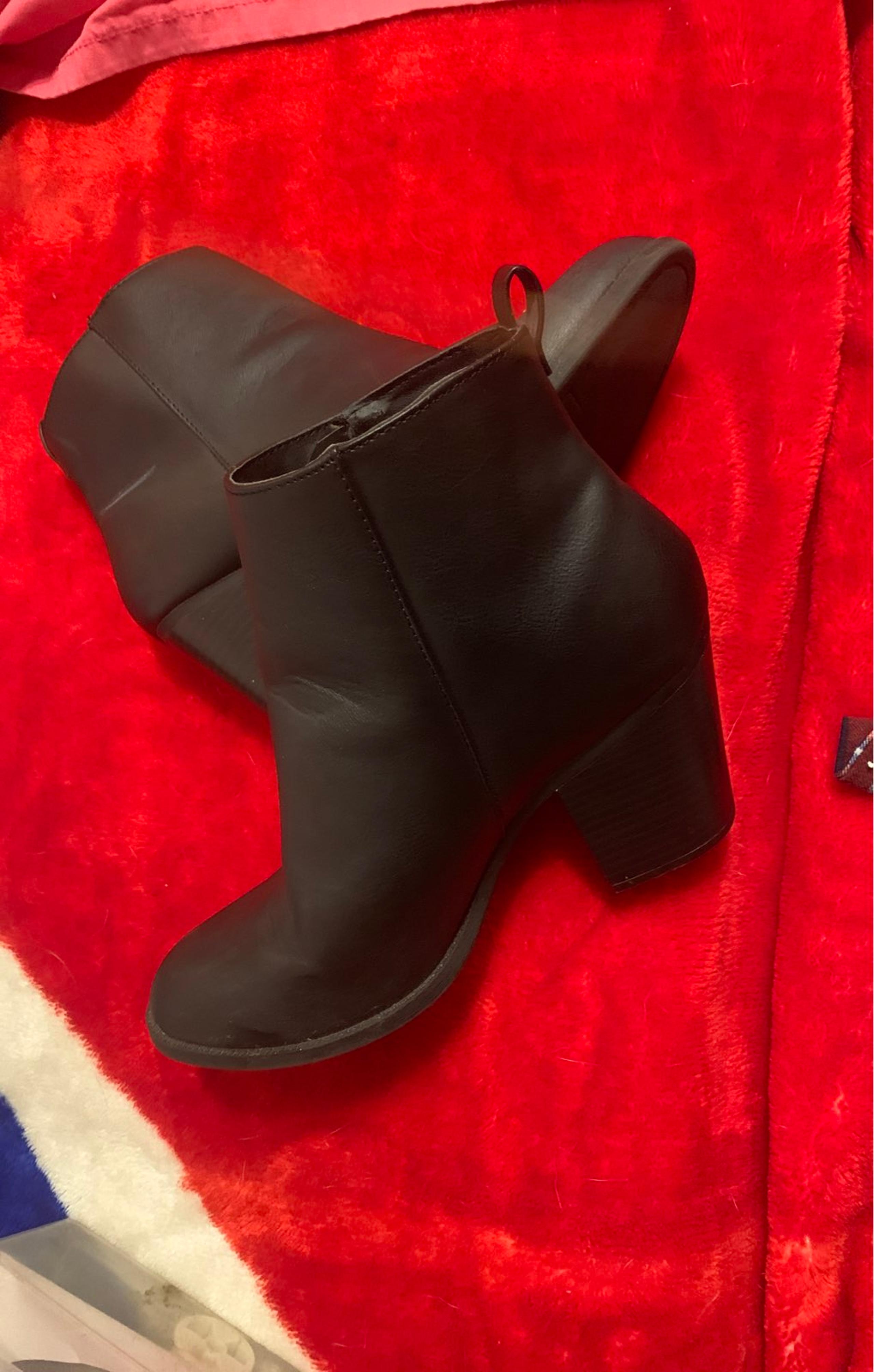 Black sleek woman's size 9 boots