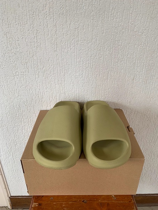 Yeezy slides green size 8 slippers, I haven't worn them yet.
