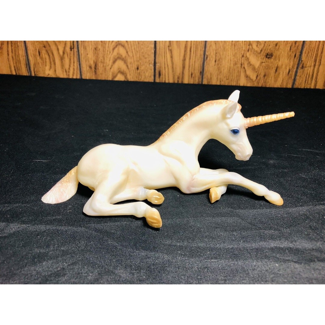 Breyer Horse #3364 Alida Elidor Rainbow Pearl Unicorn Lying Ashley Amber Foal