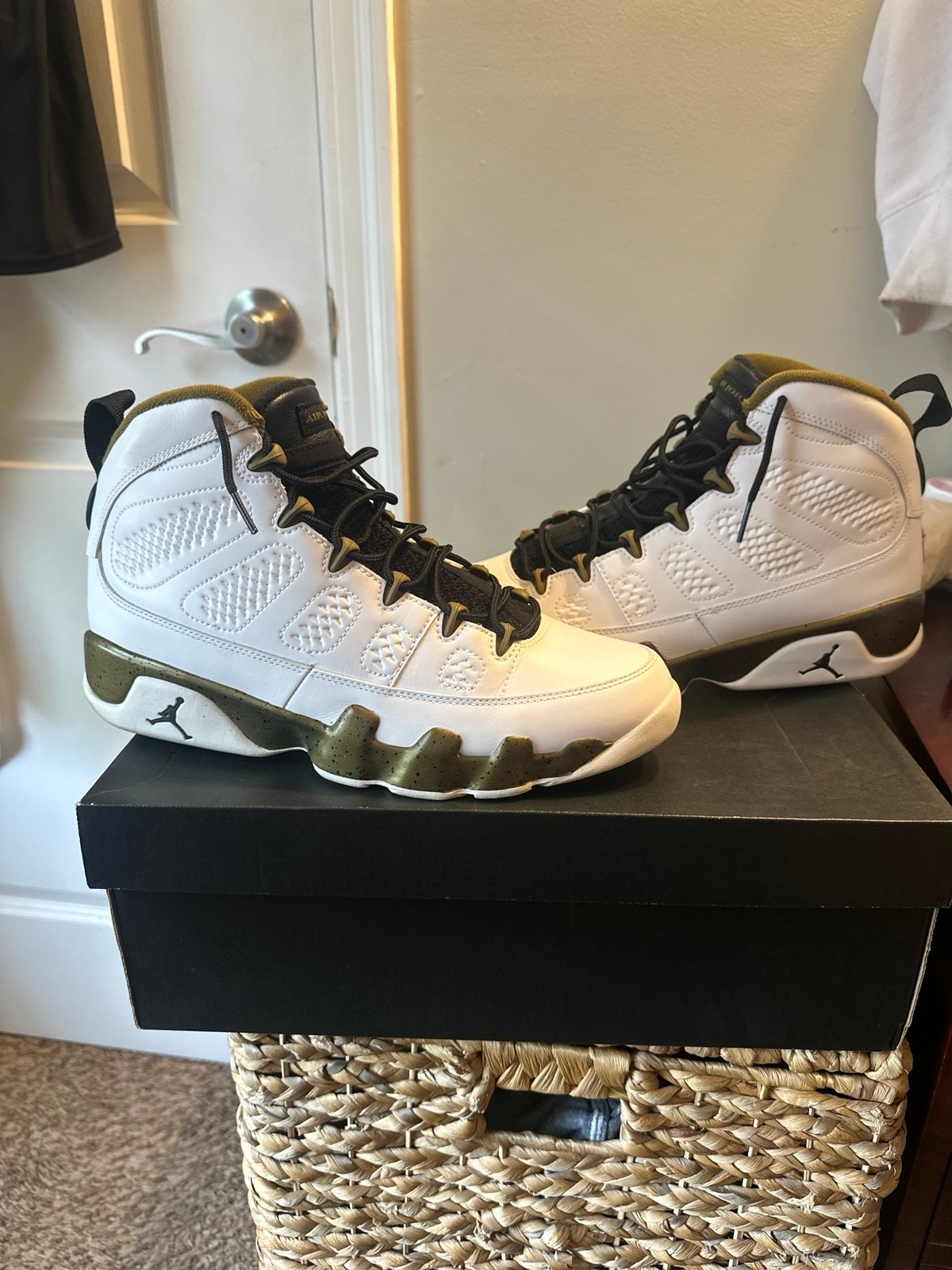 Jordan retro 9 statue size 10