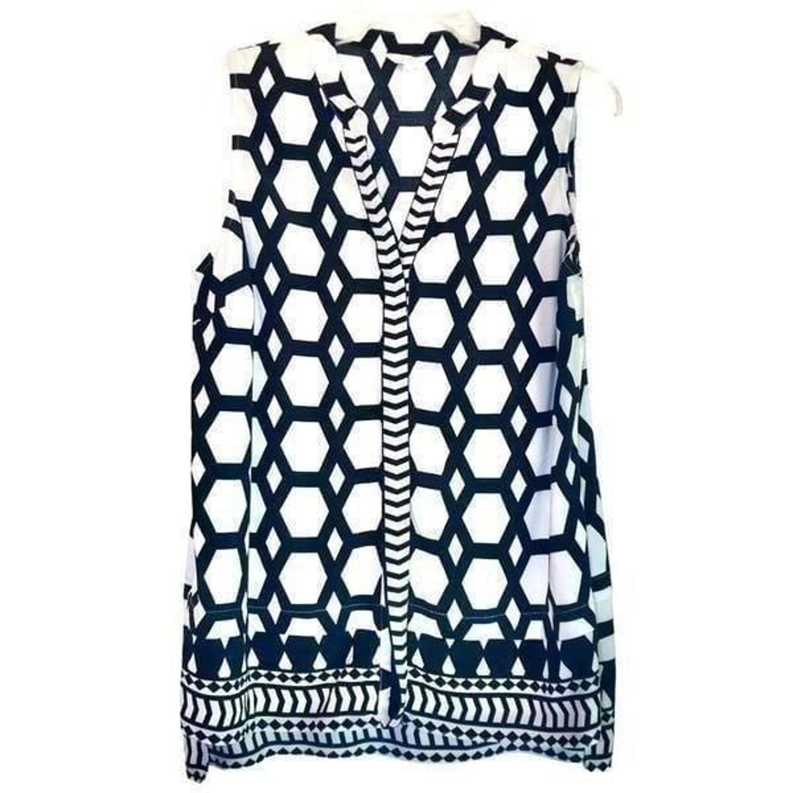 Crown & Ivy Sleeveless Geometric Top in White/Navy Blue Women’s L