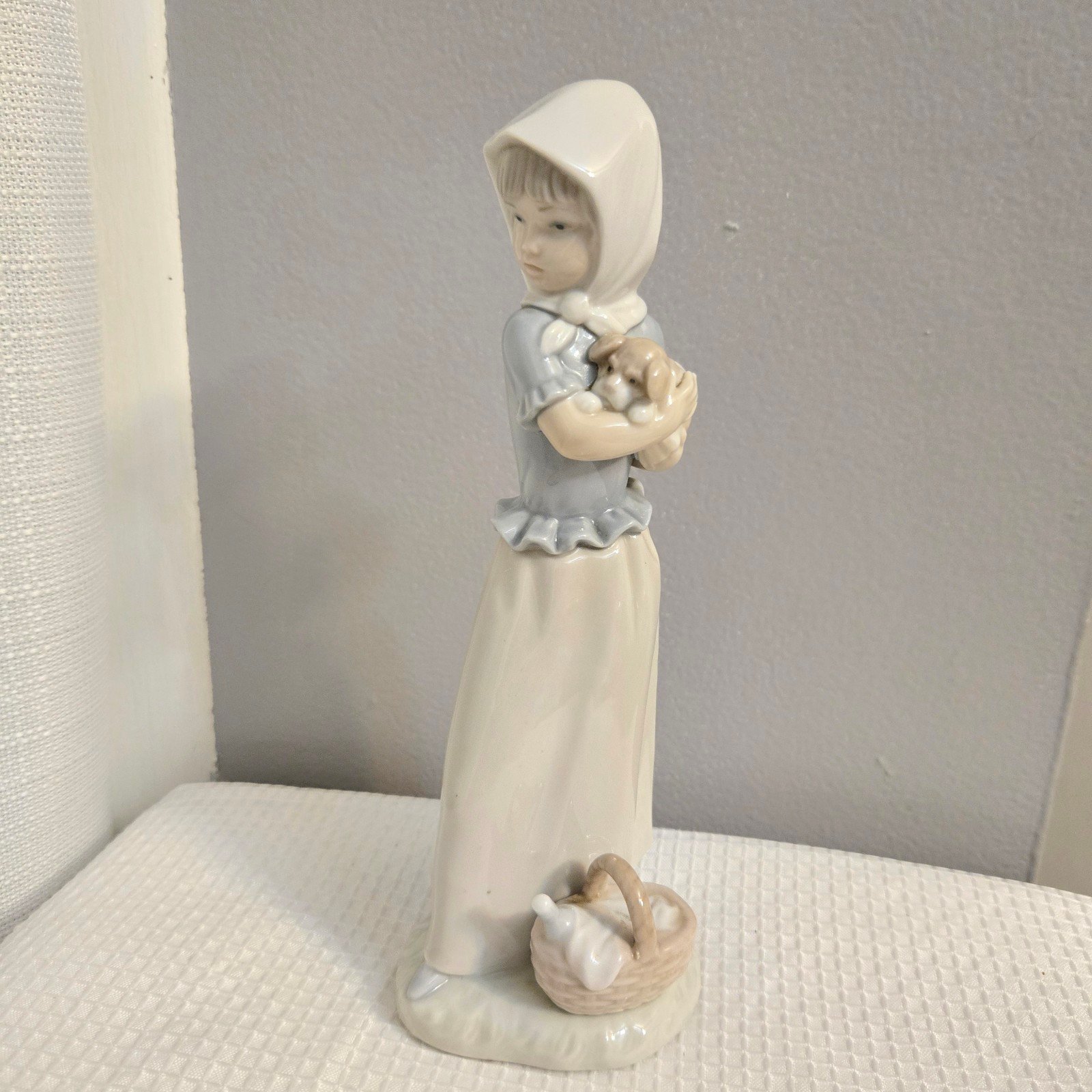 Nao Lladro Girl Holding Dog Basket Porcelain Figurine #170 Peasant