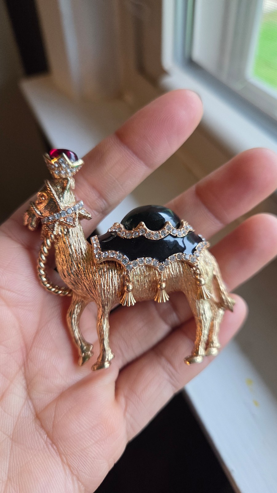 Rare signed Ciner Camel gripoix cabachon glass brooch