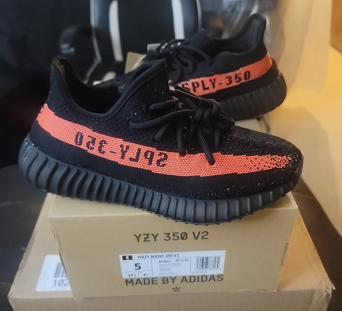 YEEZY BOOST 350 V2 BLACK/ RED SIZE 5M