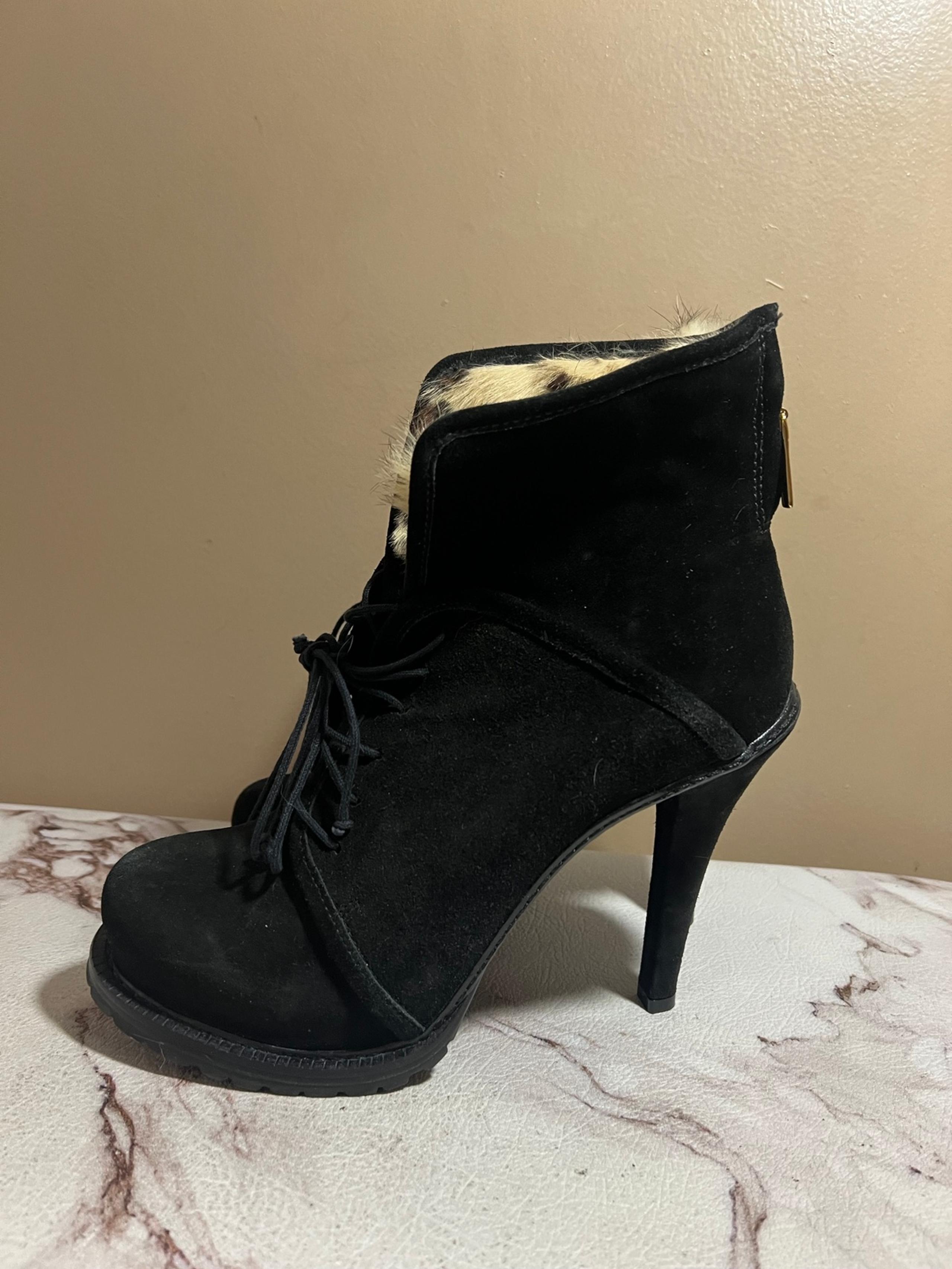 Elizabeth and James Women’s Size 9 Black 5” Heel Fur Lined Lace Up Boots Shoes.