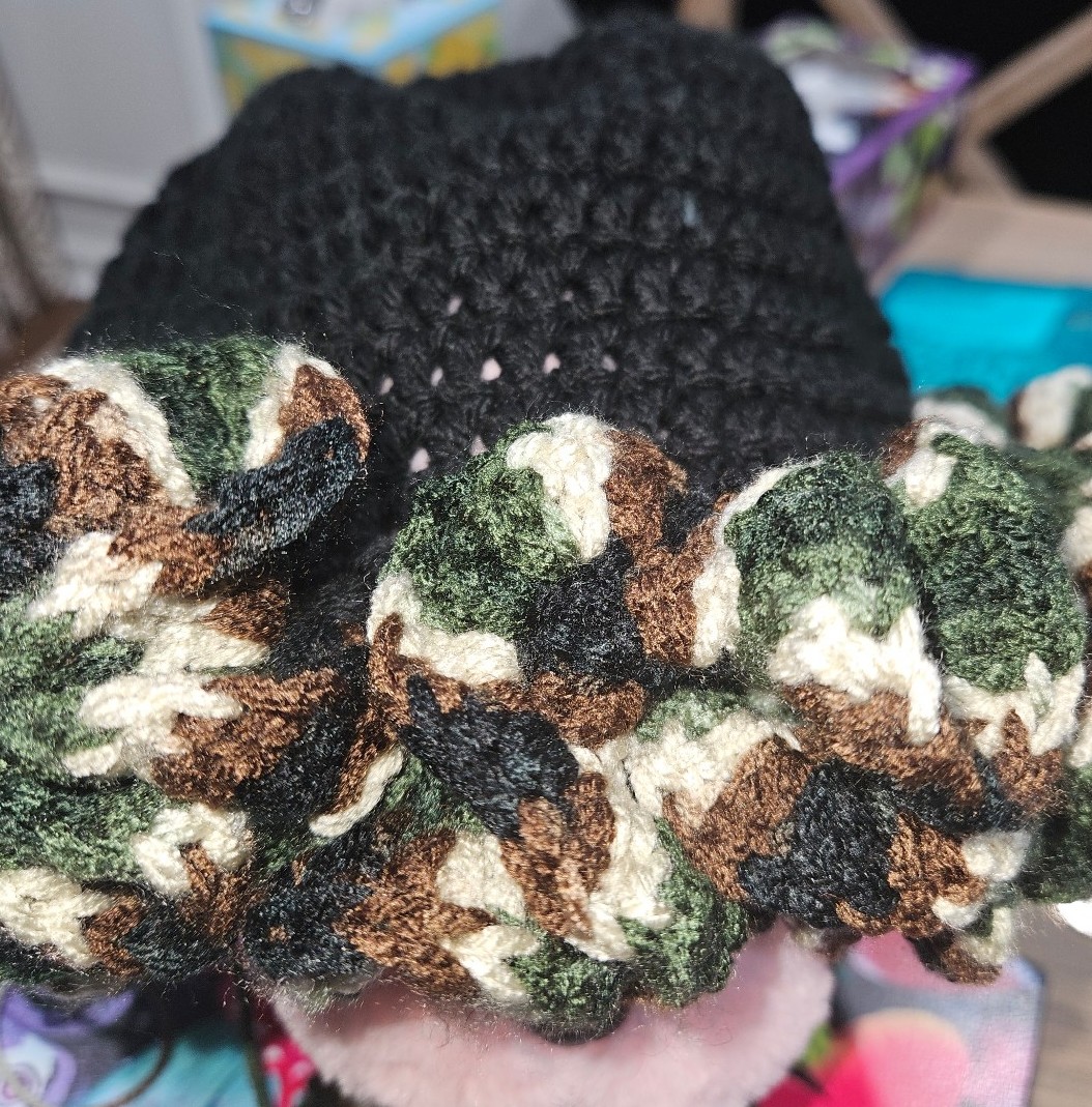 Hand Crocheted Ruffle z hat