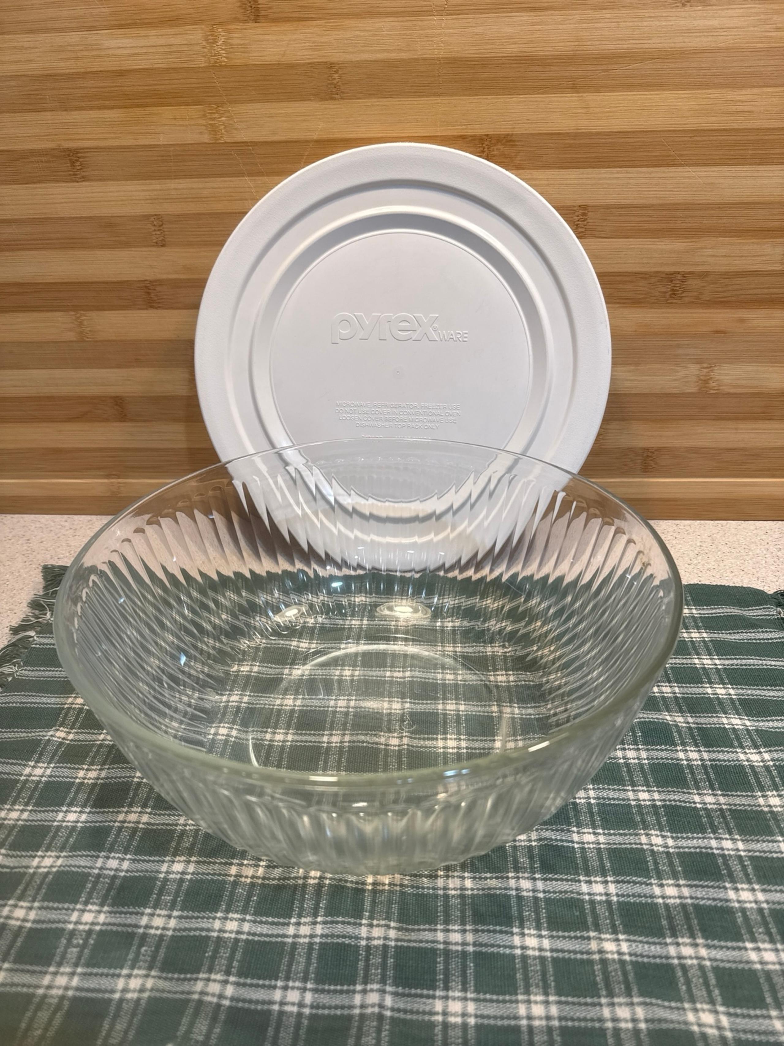 Pyrex 4.5 Quart Sculpted Glass Round Mixing Bowl 7404-S with lid