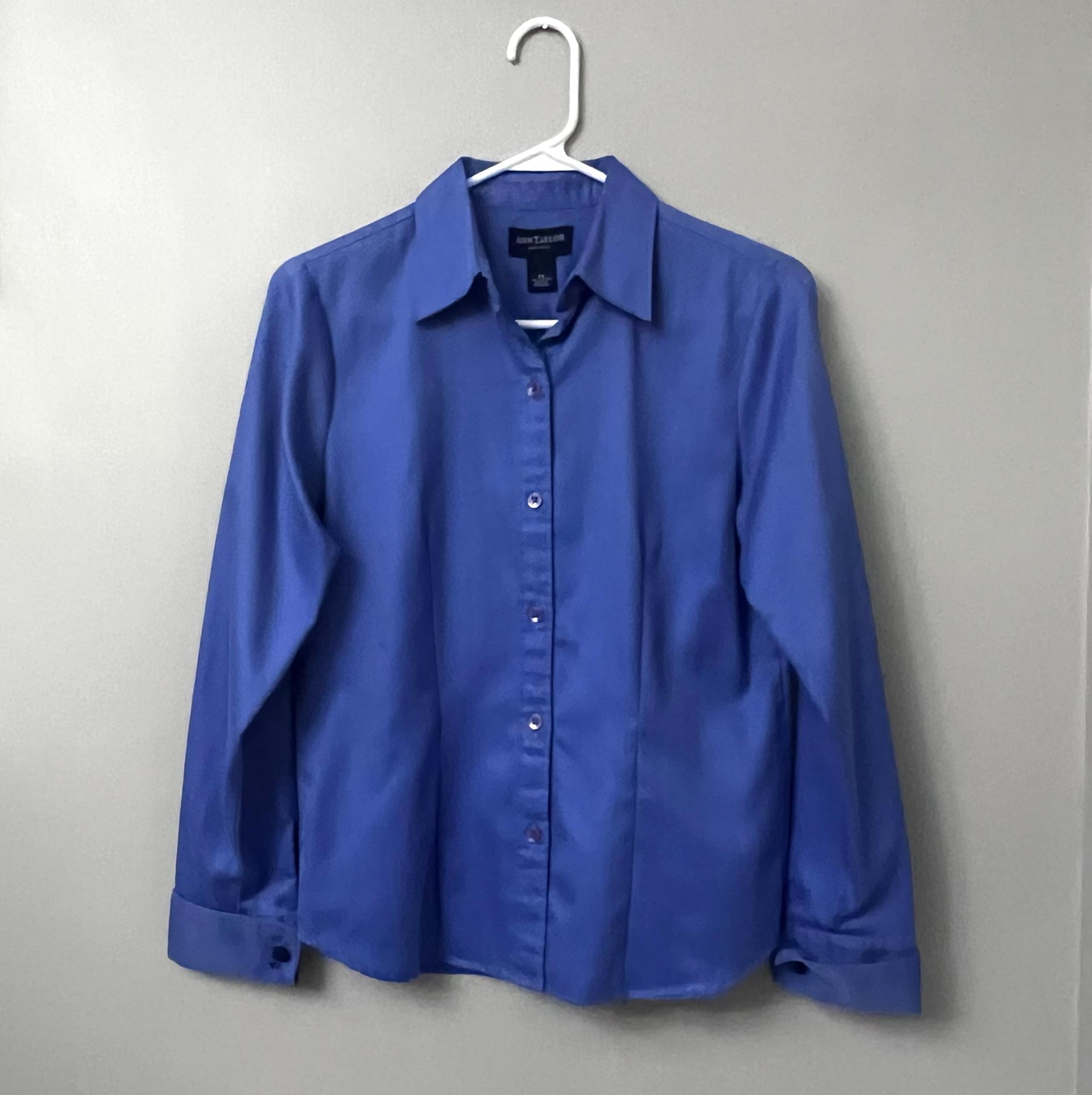 Women’s Ann Taylor Blue Houndstooth Button Down Shirt with French Cuffs
