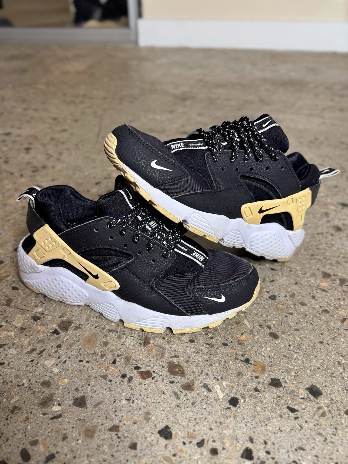 Nike Huarache Run SE GS Black White Size 5.5y Sneakers