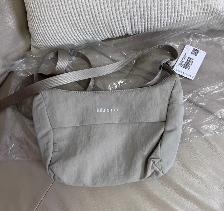 Lululemon Sling crossbody bag 2L