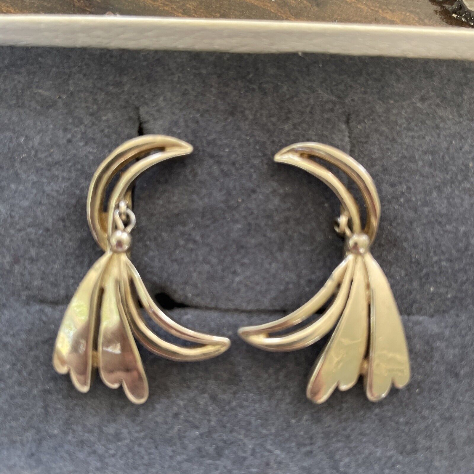 NORMAN BEL GEDDES modernist flow motion leaf Dangle Screw Earrings 50s MCM rare