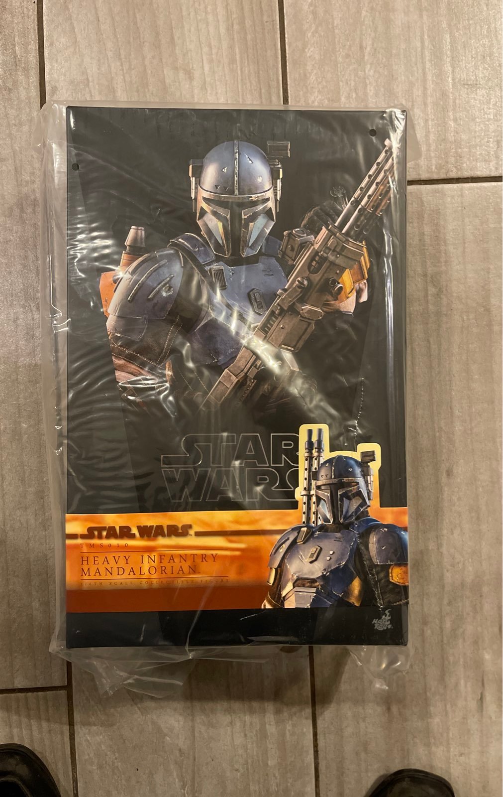 Hot toys heavy infantry mandalorian side
