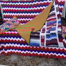 Wow! All 5 pieces bed set . Red/White & Blue
