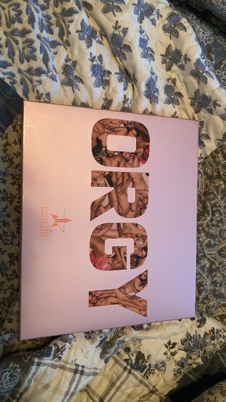High end makeup jeffree star pallet