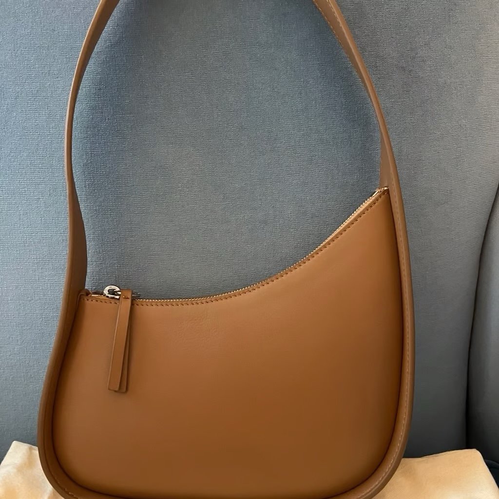 【関税込み】The Row ブラウン Half Moon バッグ The Row's Half Moon Bag Is on Every Editor's Wish List | Who