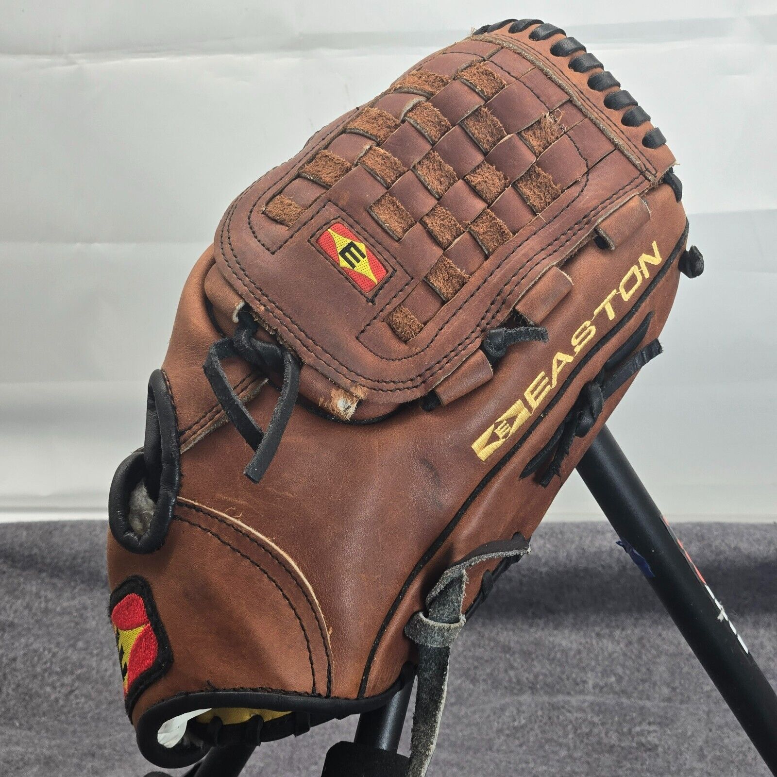 EASTON D-PRO 50 CATCHERS MITT RIGHT HAND THROW VRS GEL PAD WRIST GUARD PREOWNED