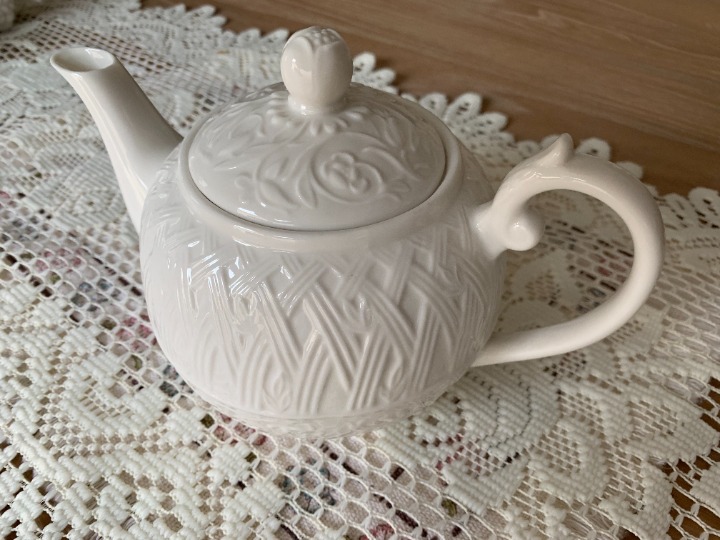 TEA[POT Lenox Teapot Damasse White Linen Collection Bone China