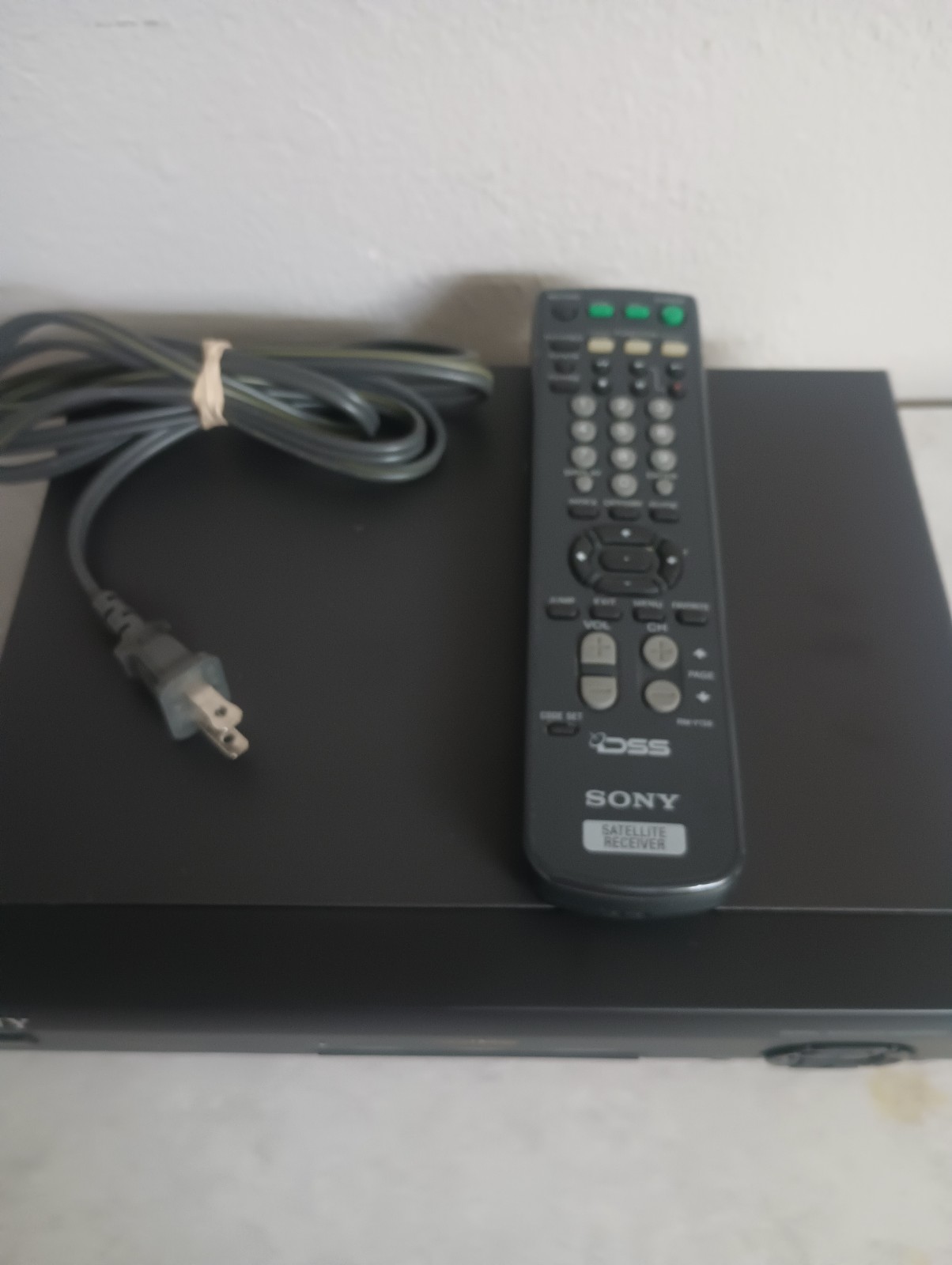SONY DIGITAL SATELLITE RECEIVER CONVERTER DSS SAT-B3  W/REMOTE CONTROL WORKS,!