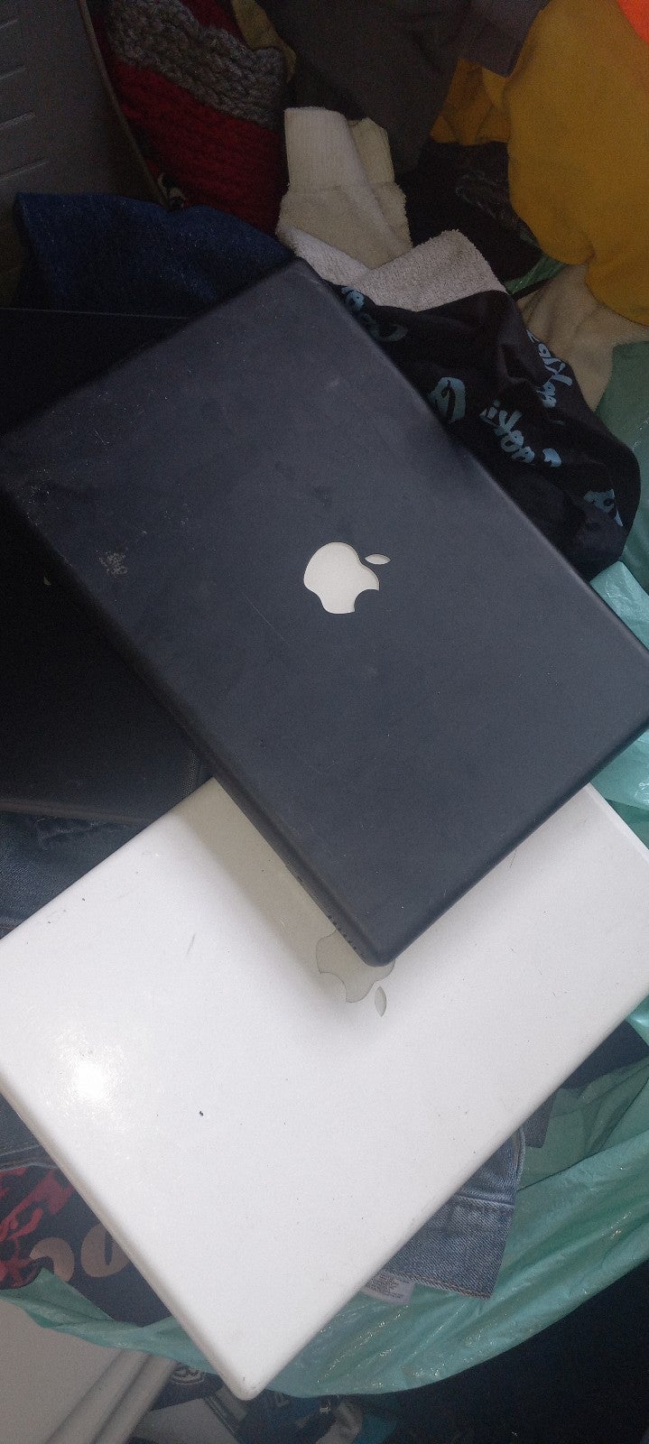 2 apples older laptops no battery's no chargers