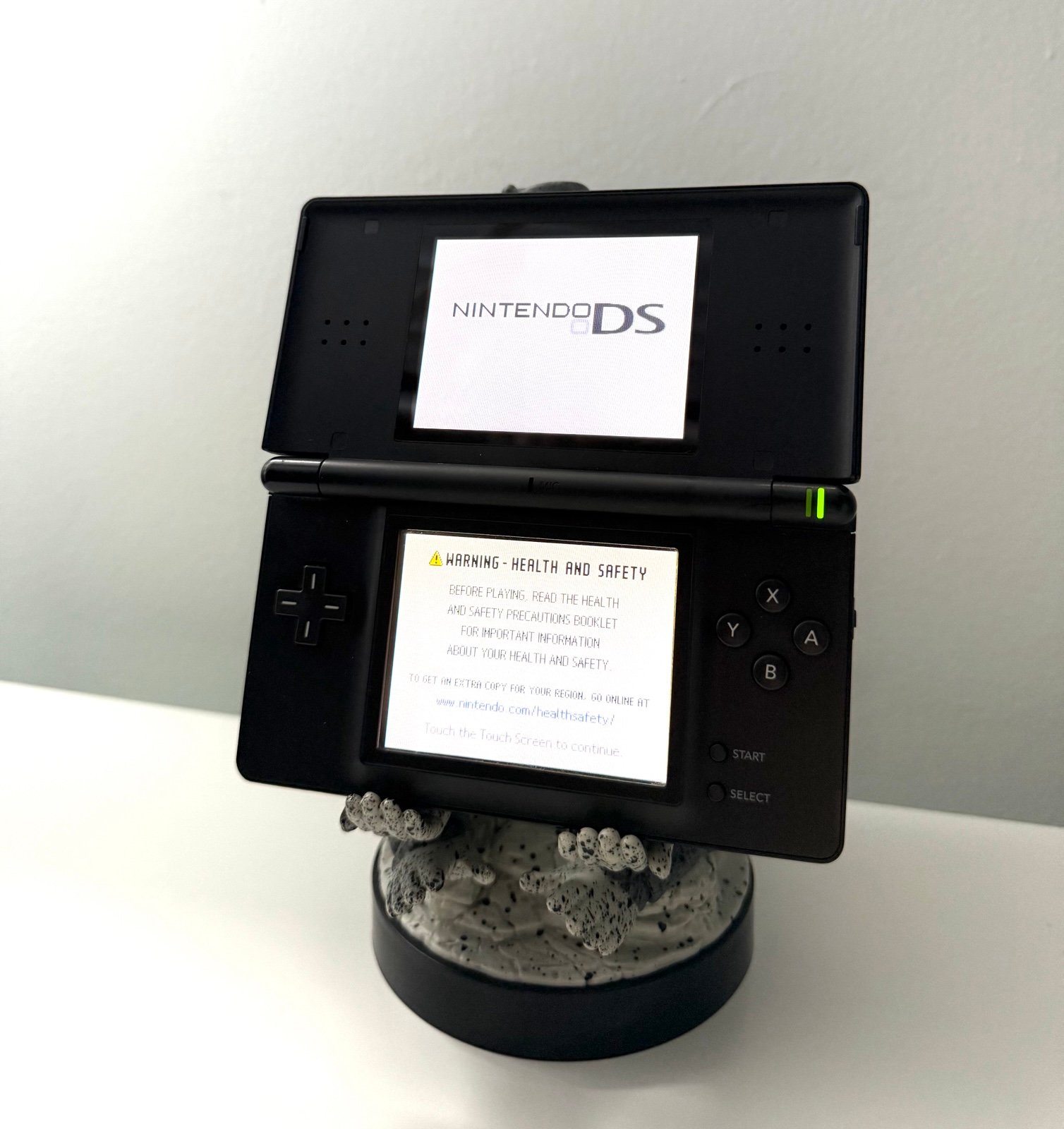 Black DS Console *Broken Hinge*