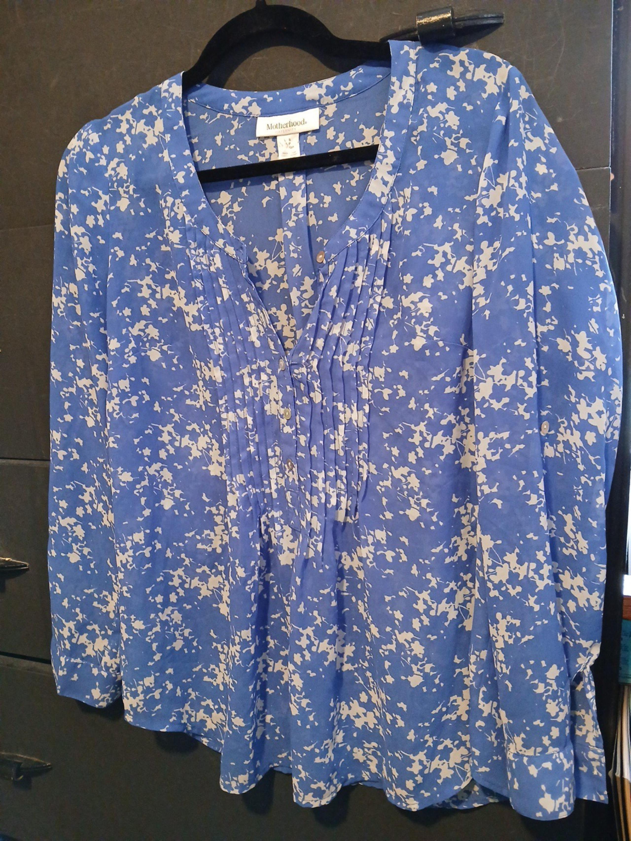 MOTHERHOOD MATERNITY SIZE SMALL Stunning Henley Blouse, Blue w/ Floral Nwot