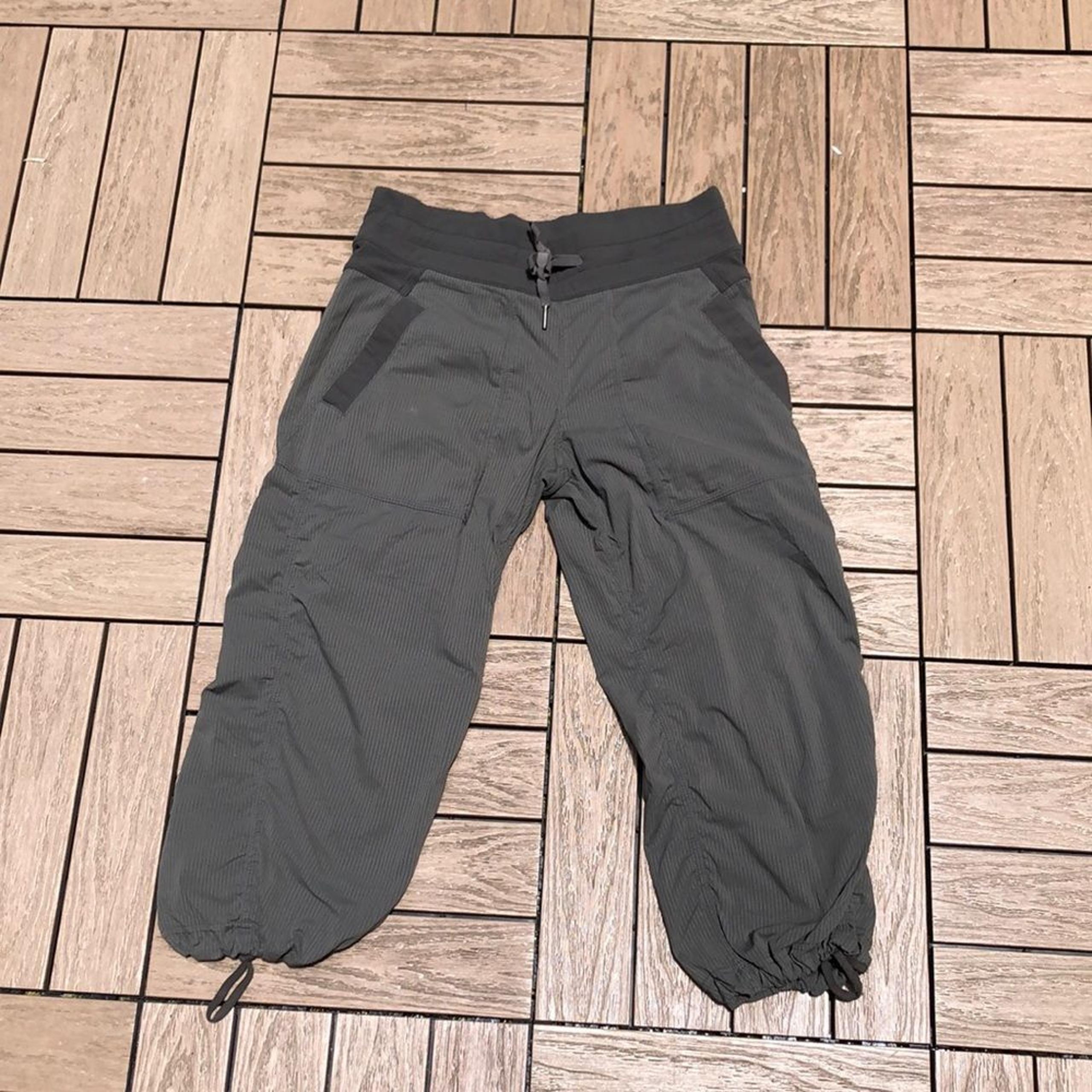 Lululemon gray cropped sport pants