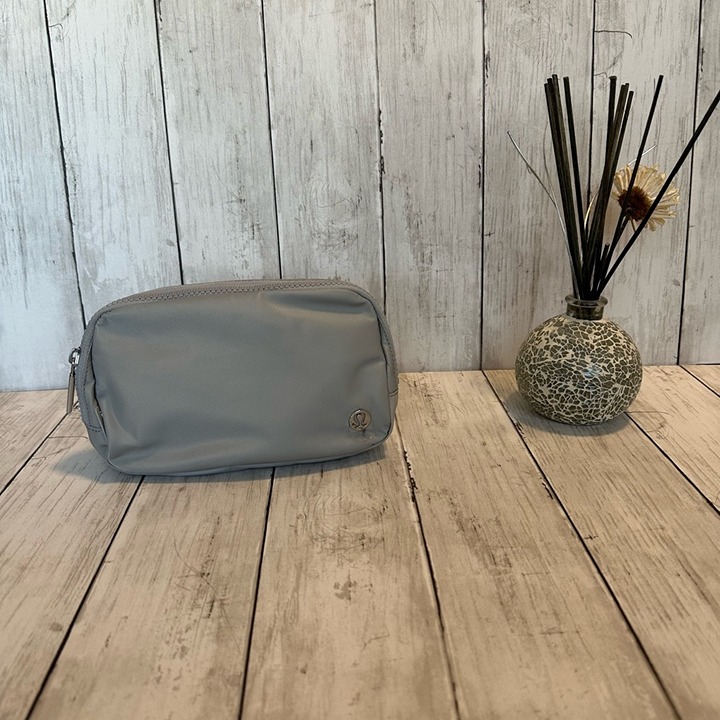NWT LULULEMON EVERYWHERE BELT BAG SILVER DROP/ WHITE WATERMARK