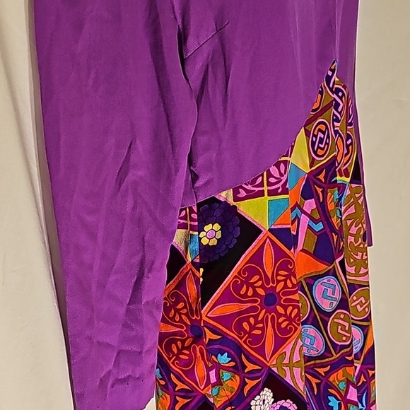 WITH BOLD FLOWRAL AND GEOMETRIC PATTERN WITH PURLE V NECK AND 3/4 SLEEVES