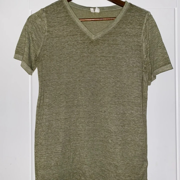 C est. 1946 Women Dark Green V-Neck Short Sleeves Tee Shirt Medium Casual