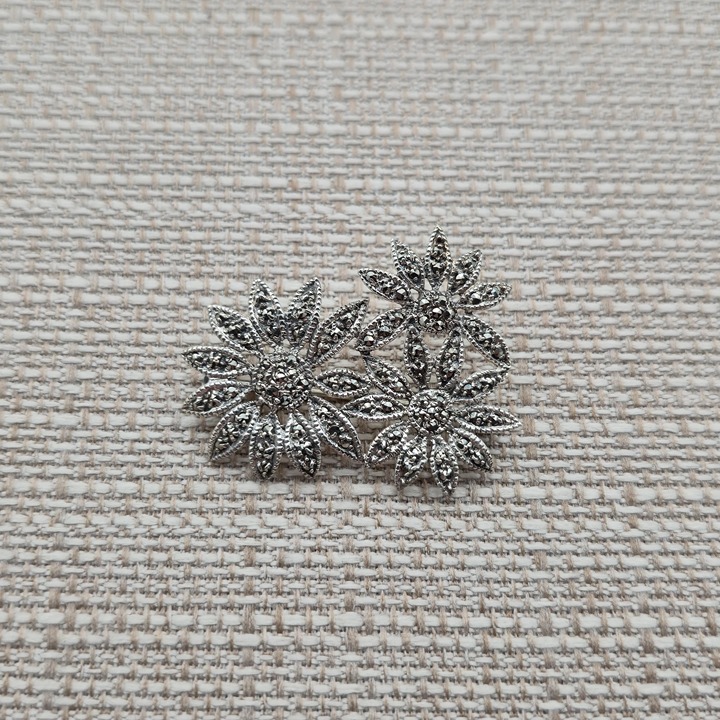 Sterling Silver Triple Flower Marcasite Stones Pin Brooch A3913