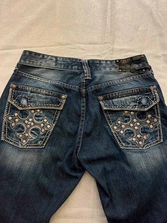 guess premium blue jeans no flaws besides the torn patch