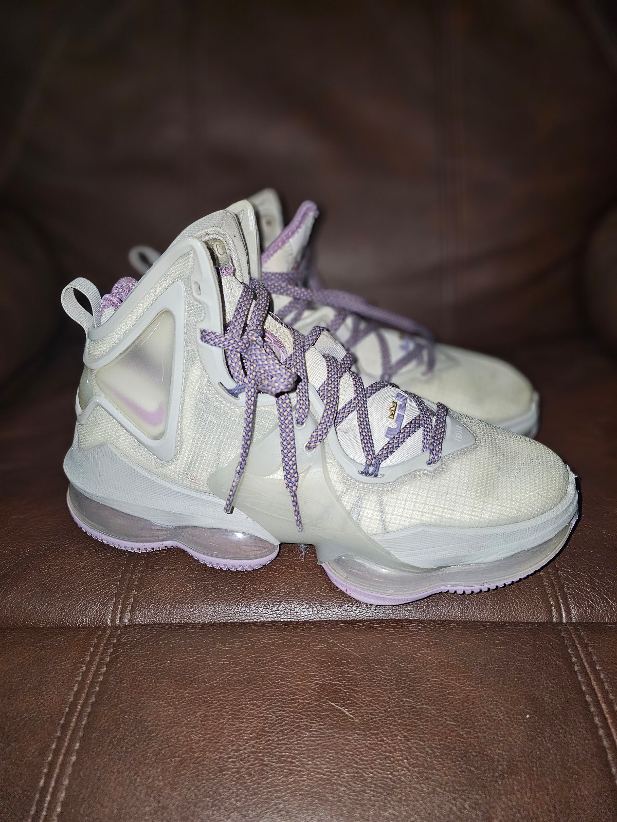 Lebron James Nike Strive For Greatness Womens Size 8 Sneakers
