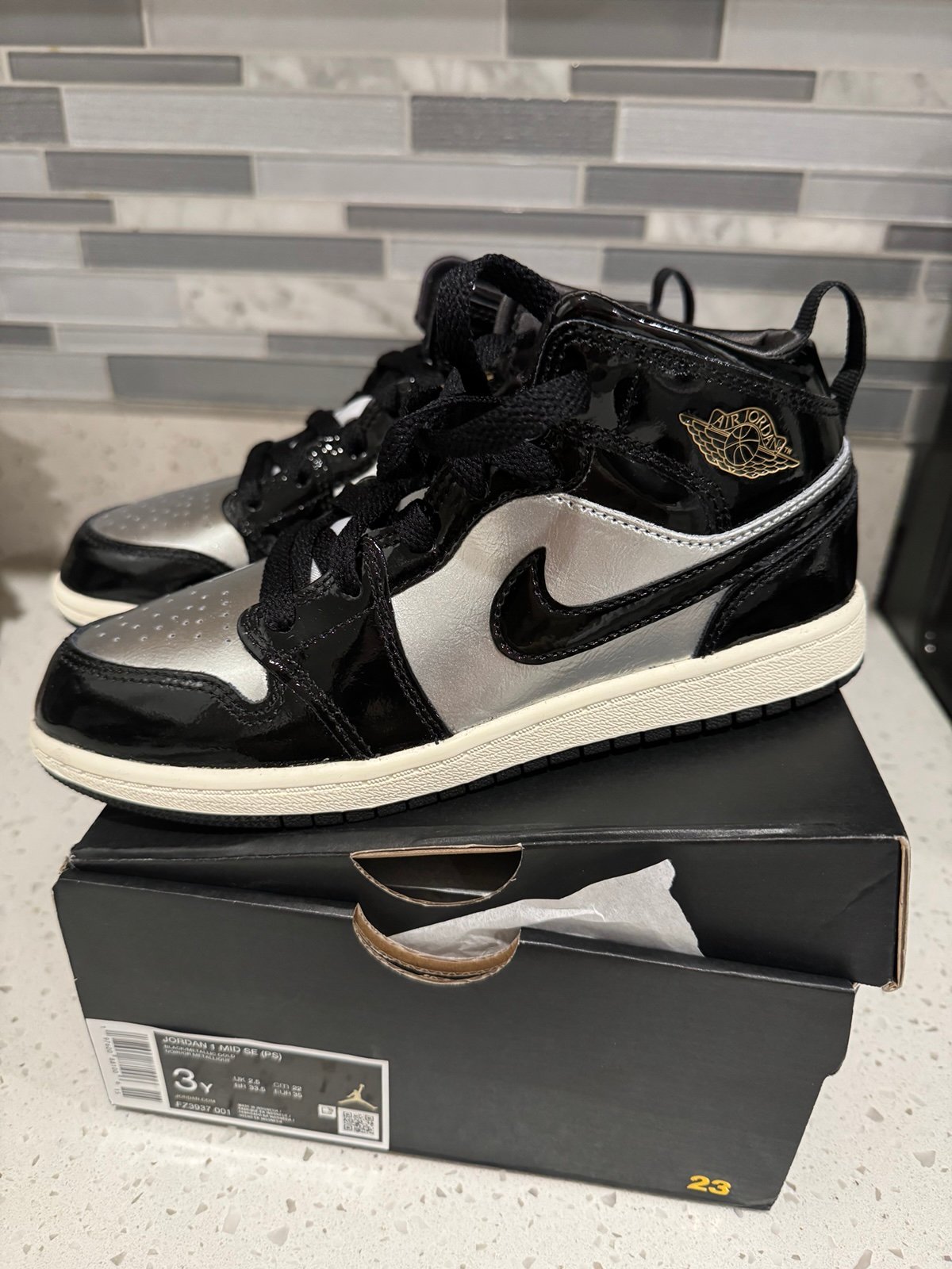 Jordan 1 Mid SE Black/Metallic Gold/Metallic Silver Boys' Shoe