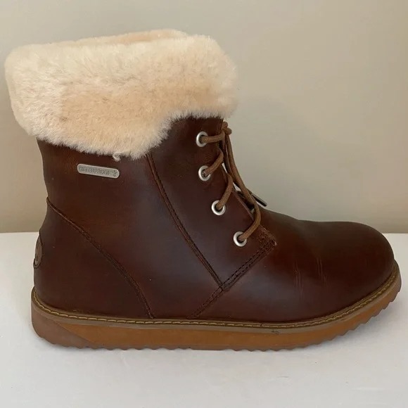 Emu Australia Waterproof lace up boots in brown & tan, women’s. EUC 7.5