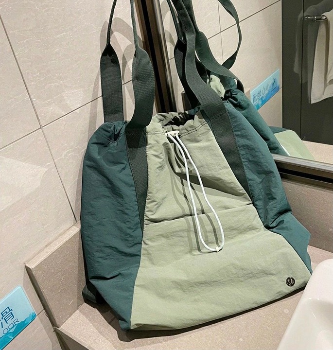 Dual Function women's 2-in-1 bag by lululemon