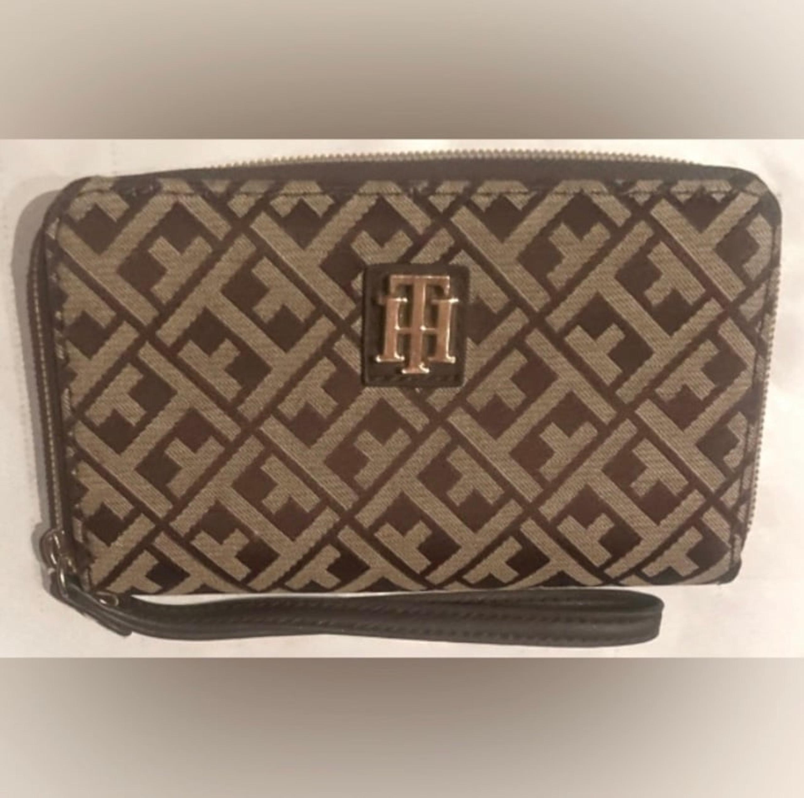 Tommy Hilfiger Women’s Wristlet Wallet