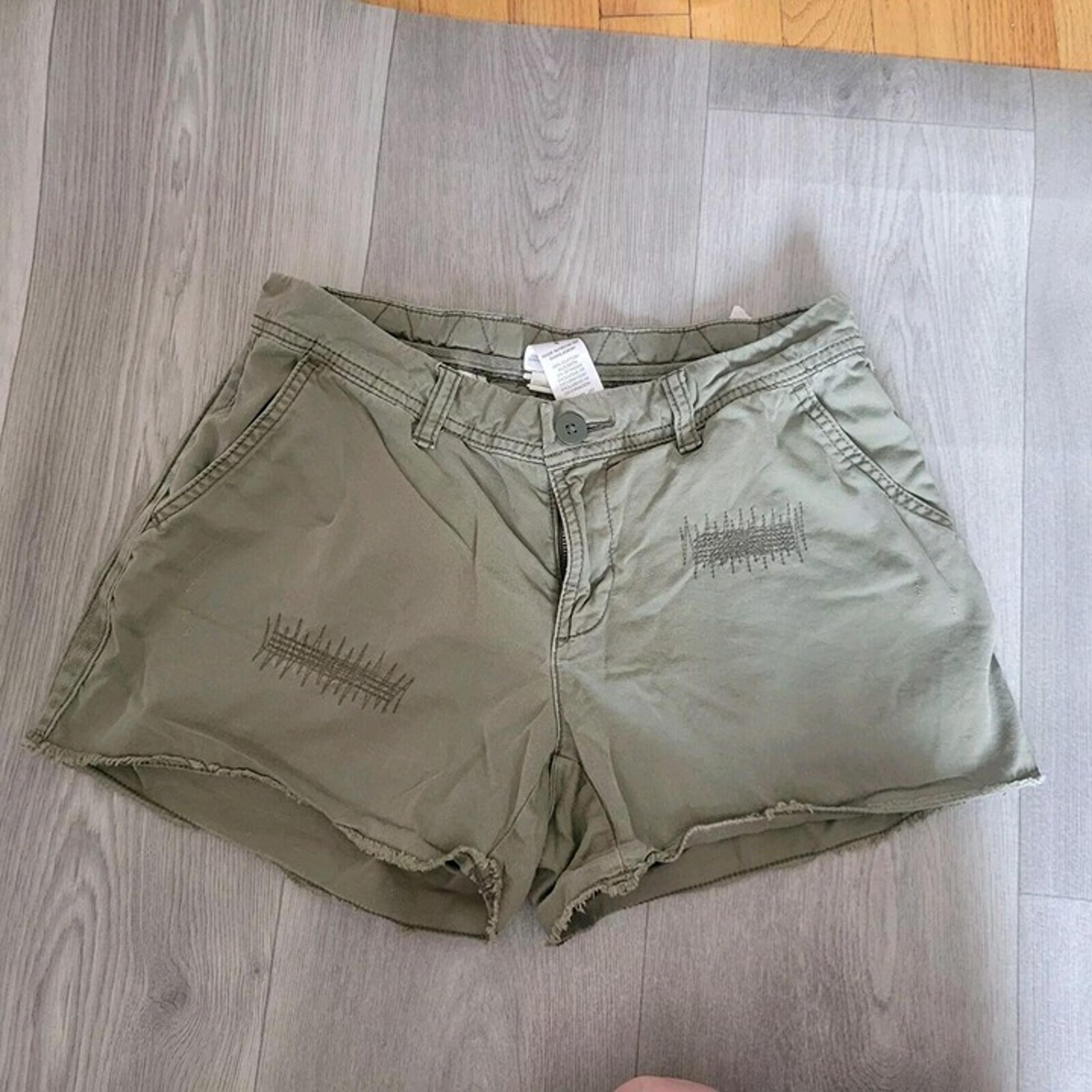 Women's Time and Tru  Stretch Olive Green Shorts Size 4