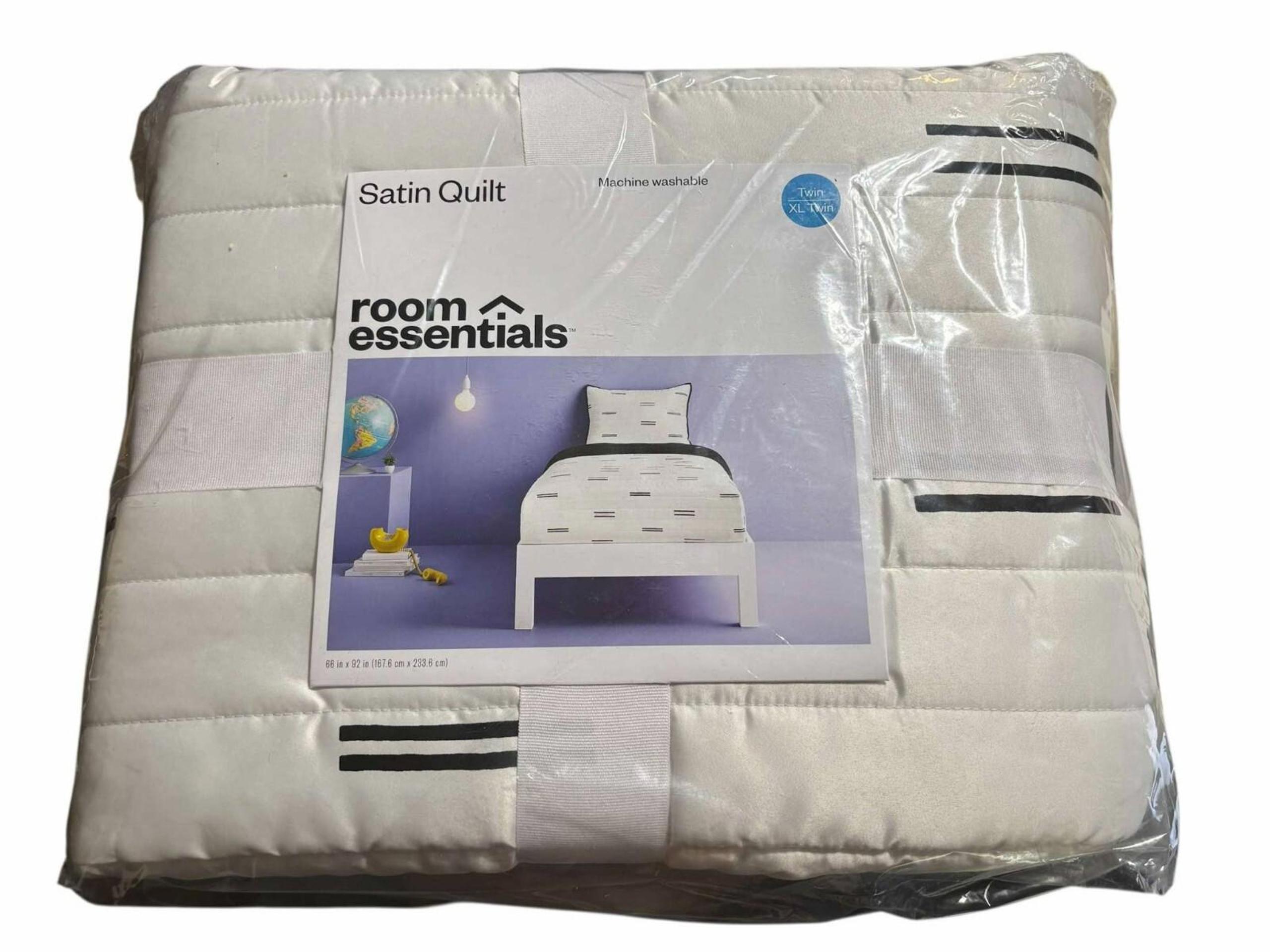 Twin/Twin Extra Long Satin Quilt White/Black - Room Essentials: Midweight